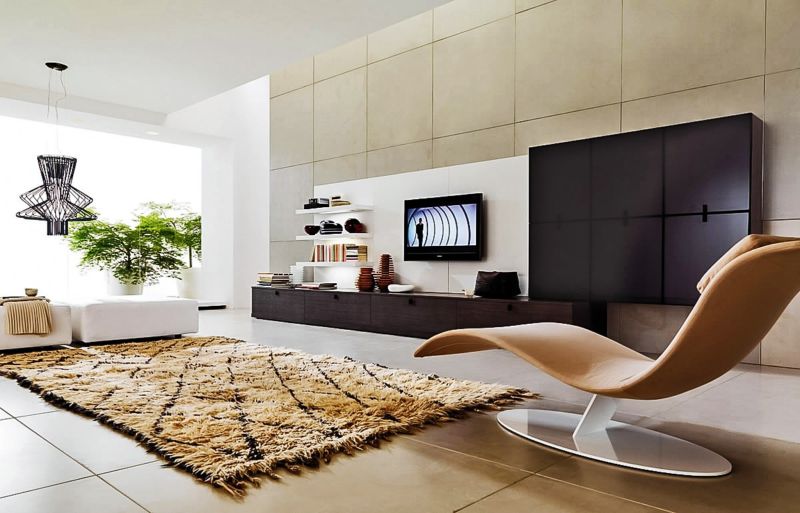 Moderna fotelja s tečnim oblicima u visokotehnološkoj dnevnoj sobi
