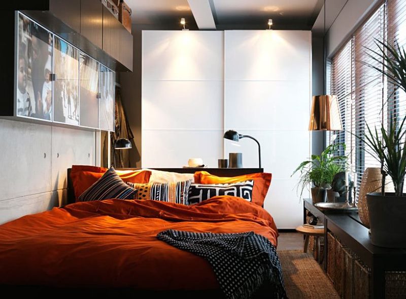 Wandkasten boven het bed in de smalle slaapkamer