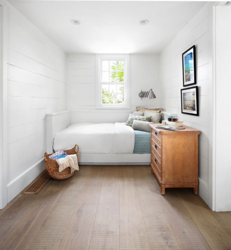 Bruine vloer in een witte slaapkamer van een privéhuis