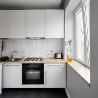 Interiér malé kuchyně ve tvaru písmene L