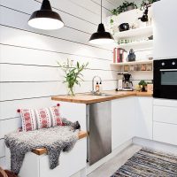 Zwarte lampenkappen in Scandinavische keuken