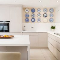 Decoratieve platen op de keukenmuur
