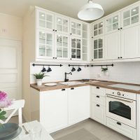 Witte keuken in L-vormige configuratie