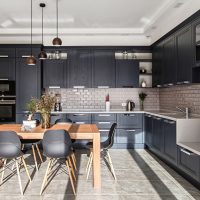 Virtuvės baldai su juodais fasadais