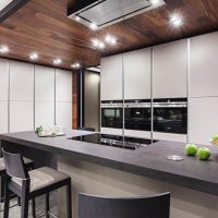 Dokončování stropu nad pracovním prostorem pomocí laminovaných panelů