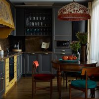 Šiuolaikiškos virtuvės interjeras tamsiuose atspalviuose