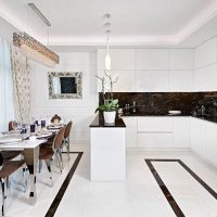 Art Nouveau balta virtuvė