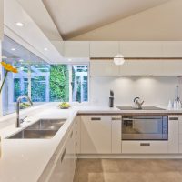 Dapur berteknologi tinggi dengan facades putih
