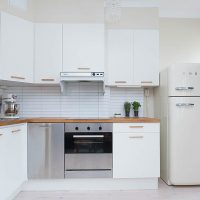 Retro šaldytuvas modernioje virtuvėje