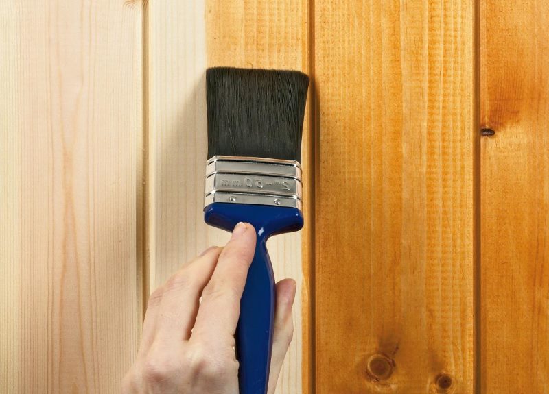 Lăcuirea suprafeței de lemn a panourilor de perete