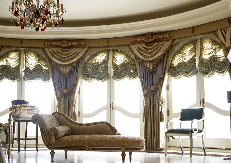Combinația de țesături pe perdele și decorarea mobilierului tapițat din sufragerie
