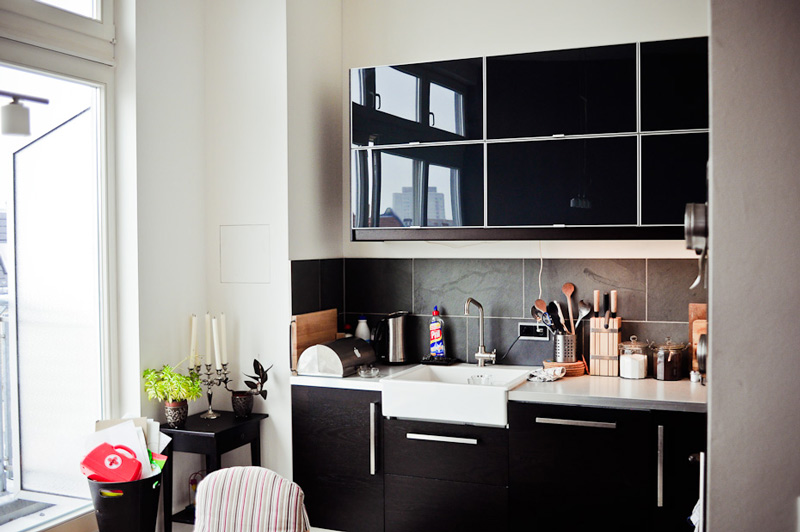 Bucătărie mică cu mobilier negru