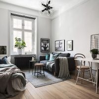 Skandināvu stila studijas tipa dzīvokļa dekorēšana