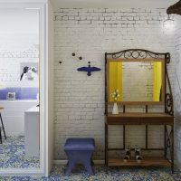 Malý stůl se zrcadlem v chodbě malého bytu