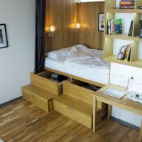 Katil dengan laci yang diperbuat daripada papan partikel berlapis