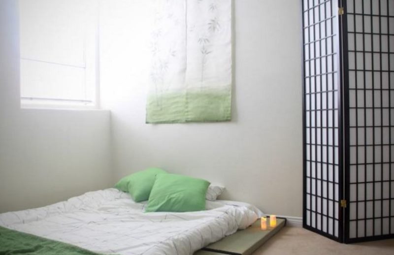 Lichte slaapkamer met een matras op de vloer