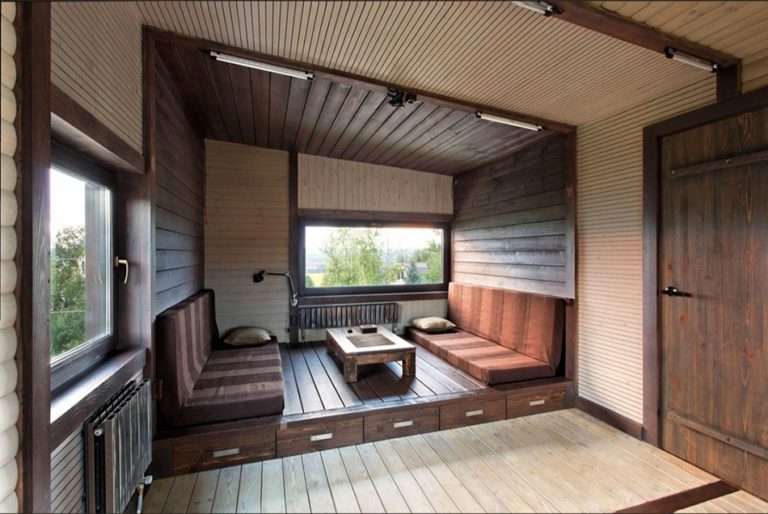 Il design dell'area ricreativa nel soggiorno con imitazione di legno