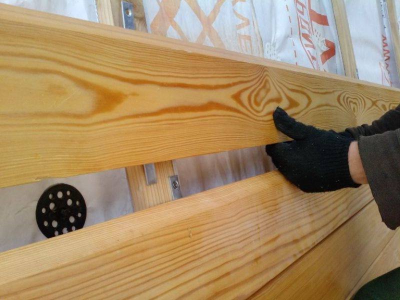 Installazione di assi di legno imitazione sulla cassa