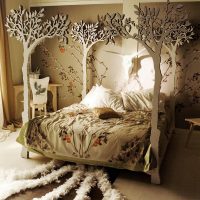 Decorațiunea patului cu siluete de copac sculptate