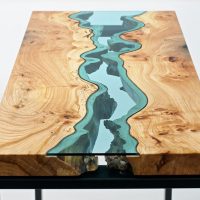 Krásný konferenční stolek ze dřeva a skla