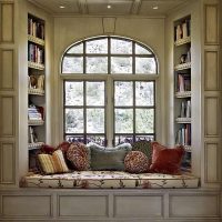 Rafturi de cărți într-o deschidere a ferestrei