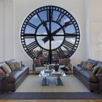 Okno s hodinami v obývacím pokoji