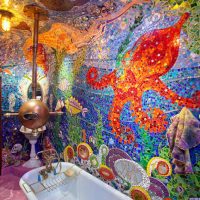 Svijetli mozaik na zidu kupaonice
