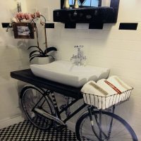 Umivaonik sa starog bicikla u kupaonici