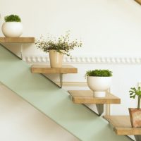 Planken voor kamerplanten op de reling van de trap