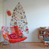 Kerstboom van souvenirs en badges op een witte muur