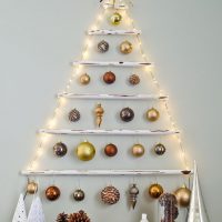 Kerstboom gemaakt van papieren buizen en kerstspeelgoed