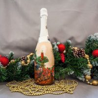 Decorazioni natalizie con champagne