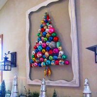 Kalėdinė eglutė ant sienos, padaryta iš veidrodinių rutulių