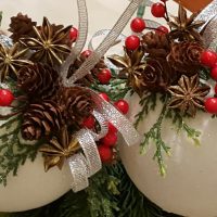 Kerstballen gemaakt van schuim en kegels