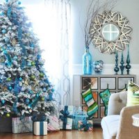 Scatole con regali sotto un elegante albero di Natale