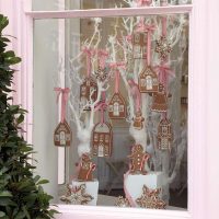 Prozor privatne kuće s svečanim ukrasima