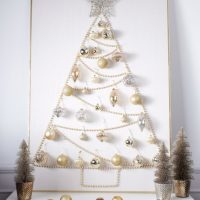 Arbore de Crăciun improvizat, cu o stea pe coroană
