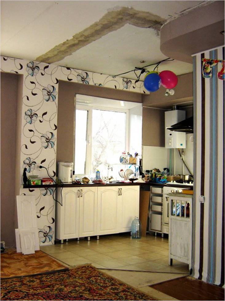 Stopy staré zdi na stropě kuchyně v Chruščově