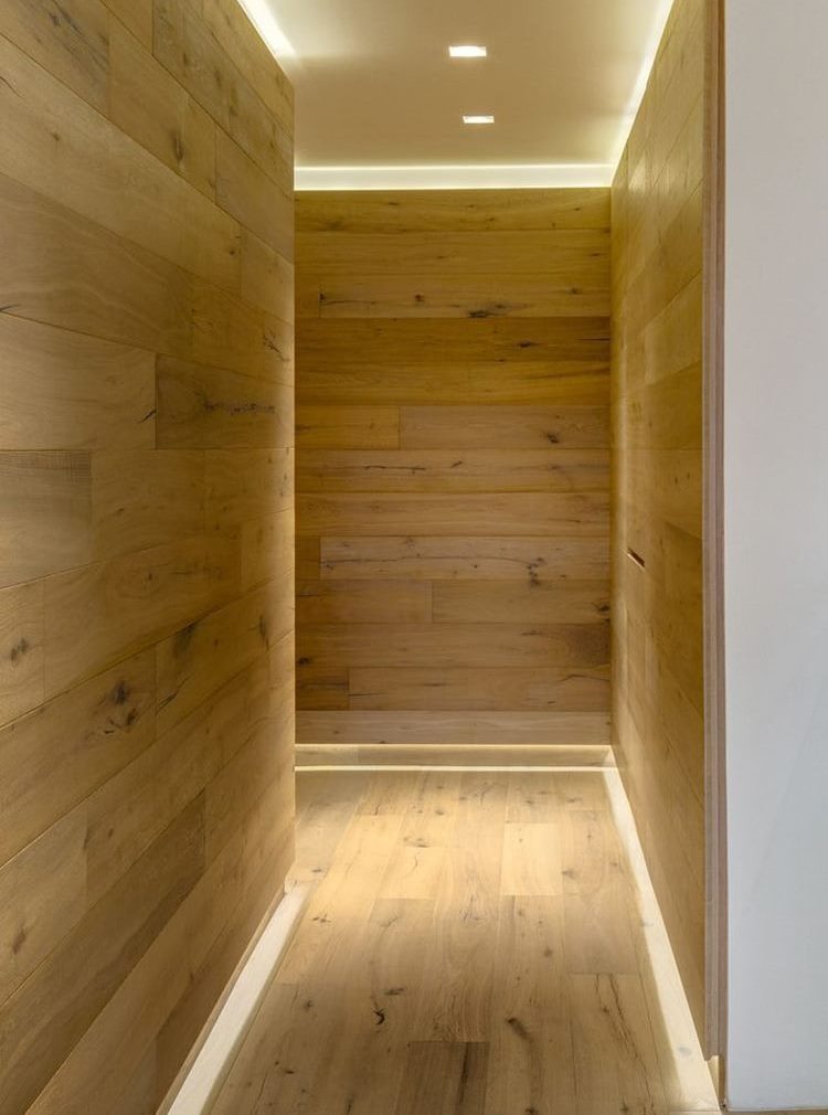 Pareti di legno di un corridoio allungato