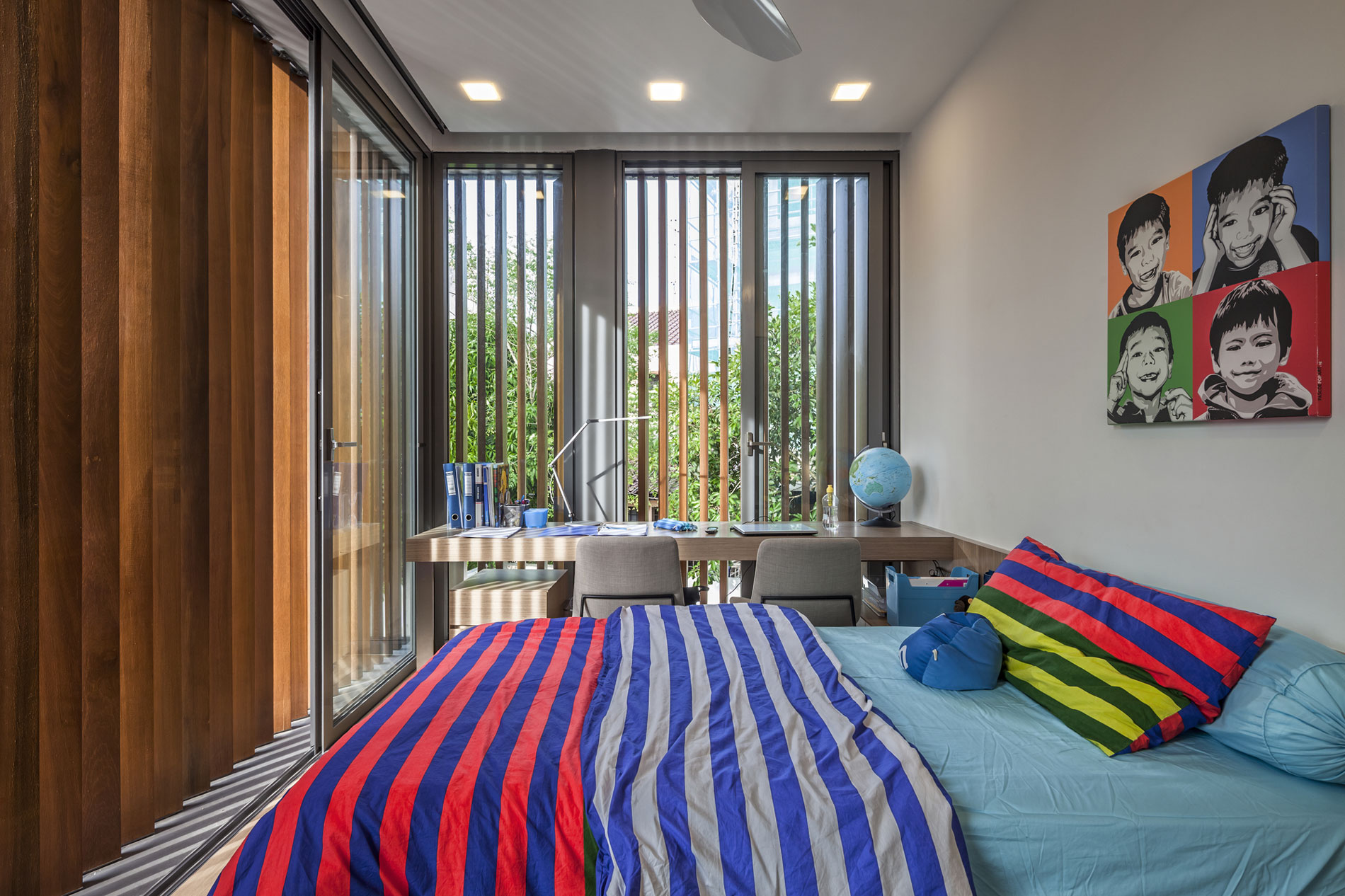 Cuverturi de pat cu dungi colorate pe un pat pentru copii