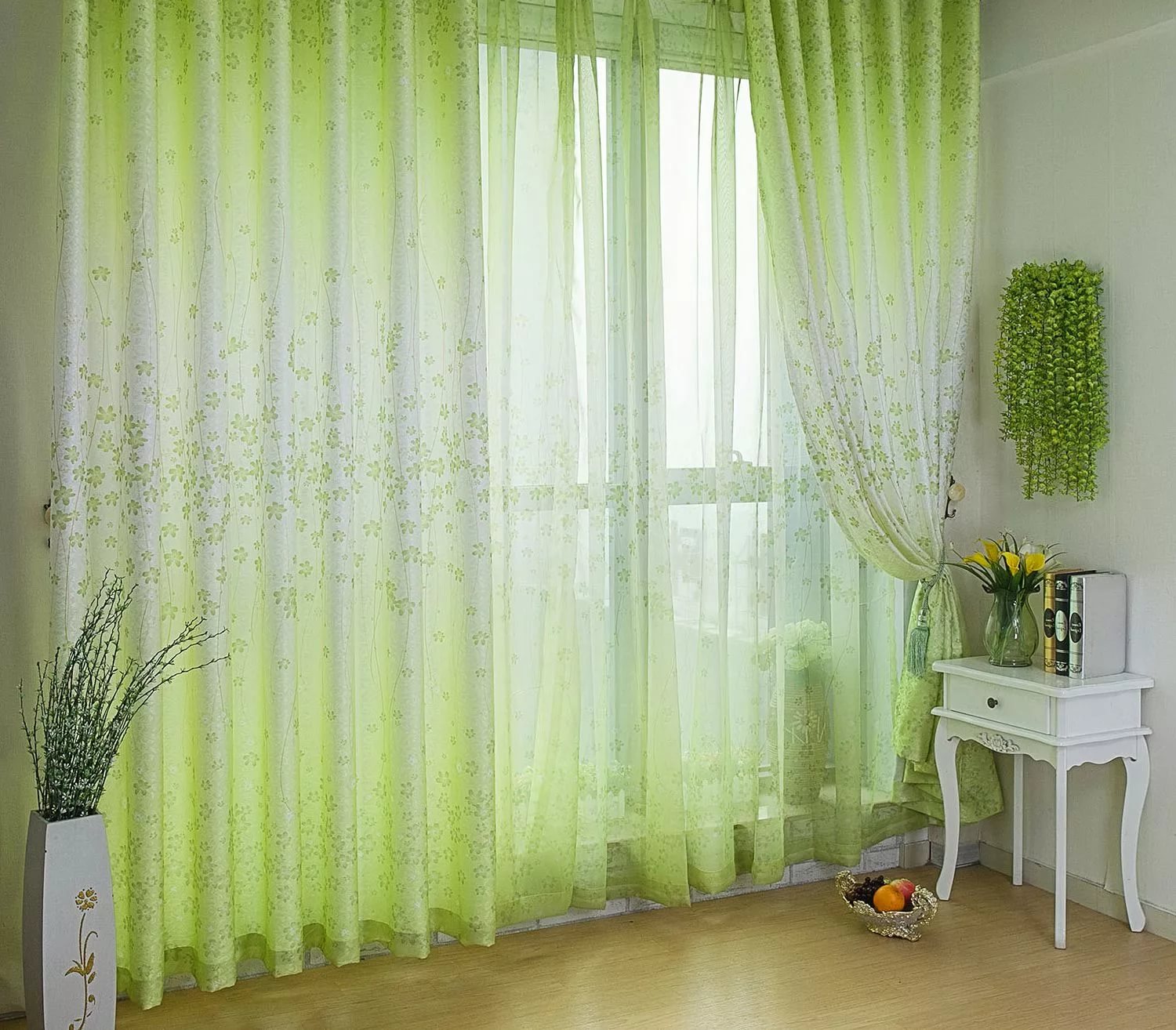 Okno obývacího pokoje se zelenými čirými závěsy