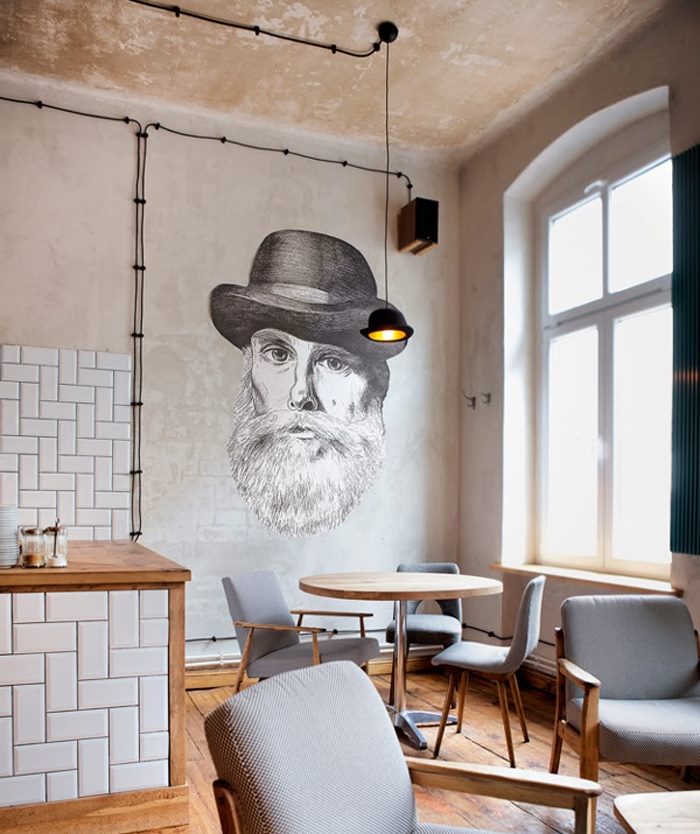 Portret van een man in een hoed op een keukenmuur