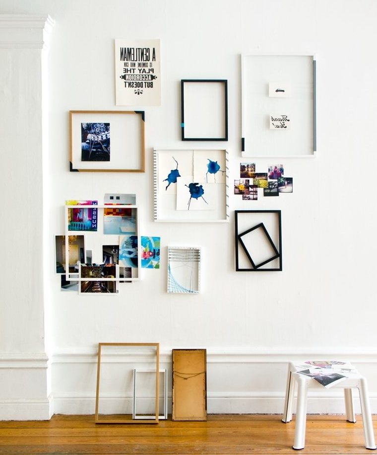 Een witte muur versieren met lijsten en foto's