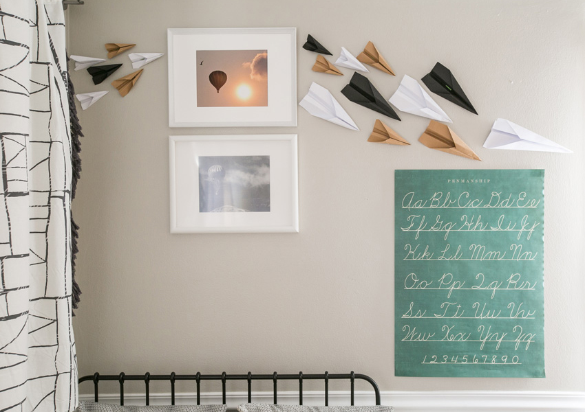 Хартиени самолети на стената на детска стая