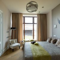 Afbeelding van een vogel op een grijze accentmuur van een slaapkamer
