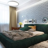 Pilka plytų siena miegamajame