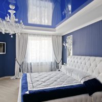 Modrý strečový strop s lesklým povrchem