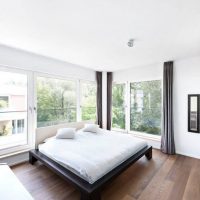 Светъл интериор на спалнята с панорамни прозорци