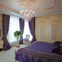 Tmavě fialová textilie v designu ložnice
