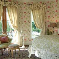 Behang in bloem op de slaapkamermuur in de stijl van de Provence